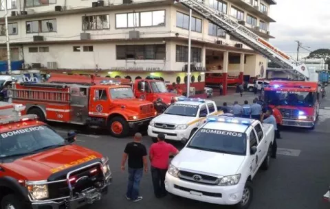 Autoridades prometen solucionar exigencias de los bomberos
