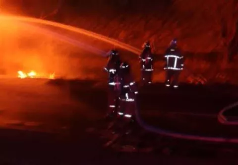 Camión cisterna con combustible se vuelca y se incendia
