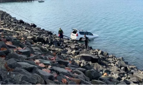 Muere mujer cuya camioneta cayó al mar en Amador