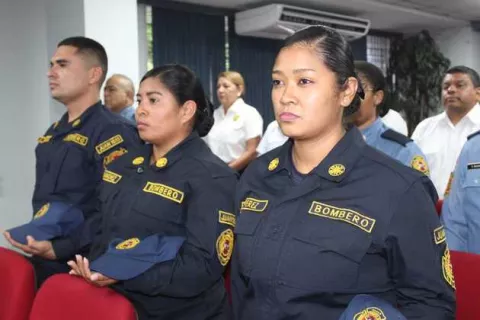Comienza carrera universitaria para bomberos