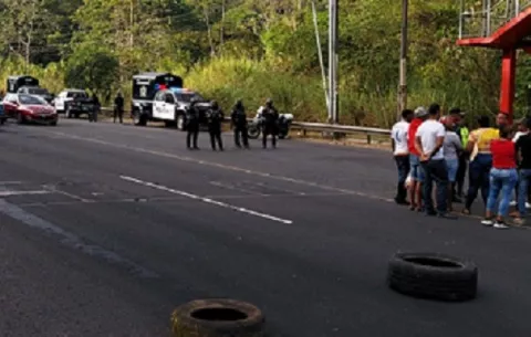 Cierran vía en Santa Rita Arriba de Colón, exigen empleos