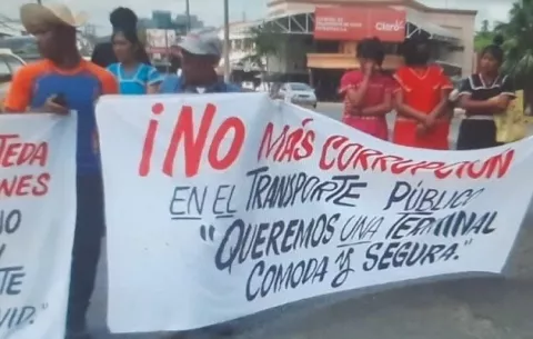 Cierran vías exigiendo mejor transporte en Chiriquí