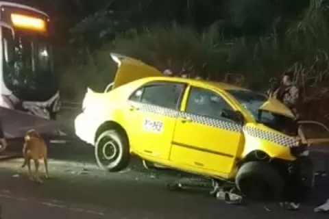 Taxista muere al colisionar de frente con un metrobús 