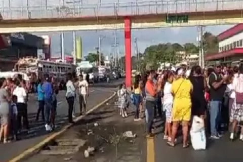 Padres de familia de Manuel Urbano Ayarza cierran la vía
