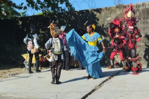 Protestan con danzas para lograr la vereda cultural en Colón