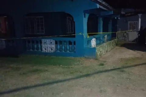 Asesinan a una mujer en el portal de su casa en Cativá