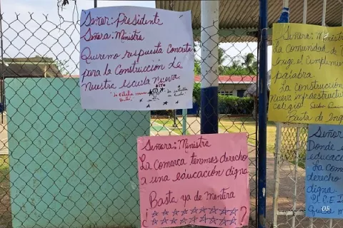 Padres de familia cierran escuela en comarca Emberá-Wounaan