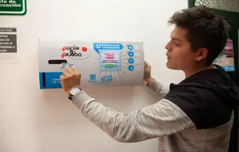 Colocan dispensadores de condones en colegios colombianos