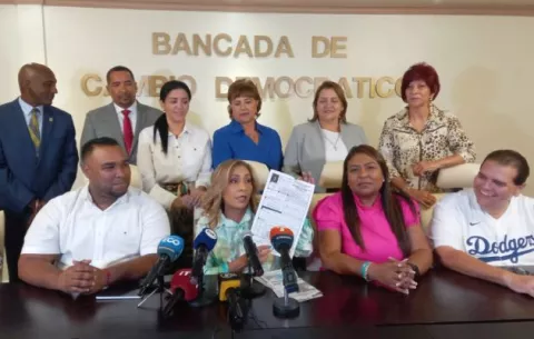 Yanibel Ábrego reta a Rómulo Roux: 'Queremos convención ya'