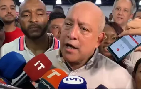 Crispiano Adames oficializa candidatura a primarias del PRD