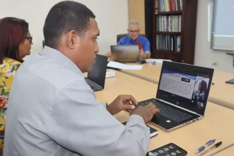 Mil docentes culminan jornada de sensibilización en robótica