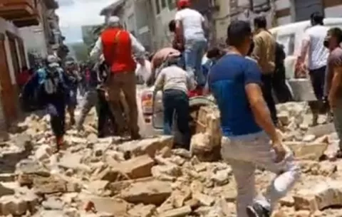  Al menos un fallecido tras sismo de magnitud 6,5 en Ecuador