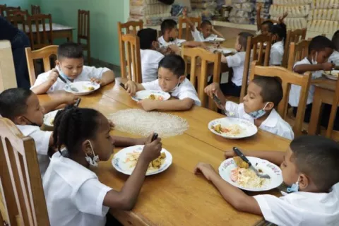 Más de 101,000 estudiantes reciben almuerzo escolar