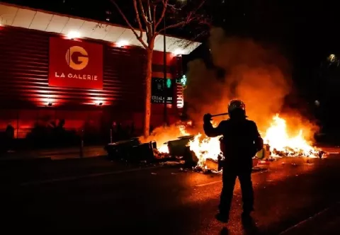 Agudizan las protestas en una París convertida en basurero