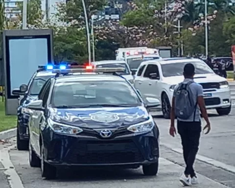 Investigan muerte de mujer e hija frente a centro comercial