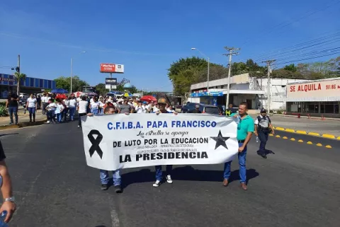 Padres de familia del colegio Papa Francisco logran acuerdo
