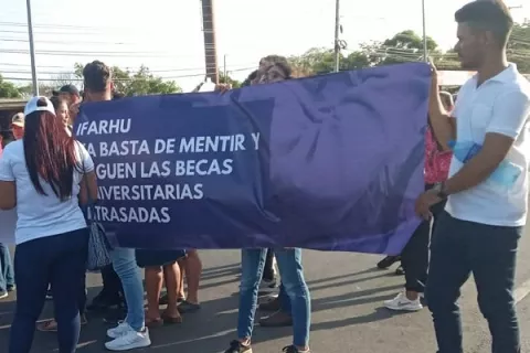 Universitarios herreranos no quieren promesas, piden dinero