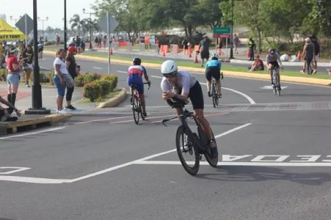 Paraguayo Arce y argentina Fraga dominan el Ironman 70.3