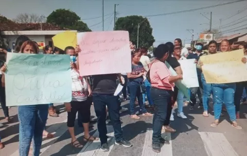Padres de familia cierran vía en La Arena, exigen informes 