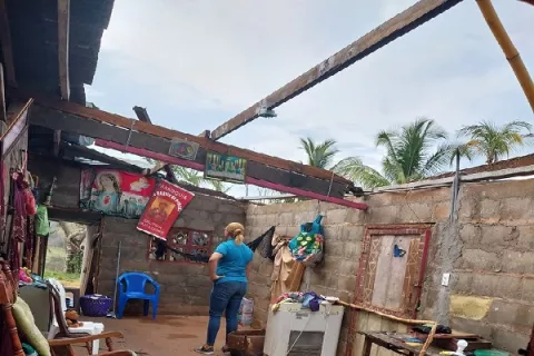 Familias afectadas por la voladura de techos en La Chorrera