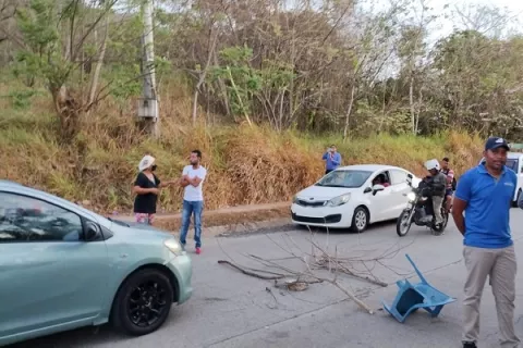 Moradores de La Valdeza protestan en rechazo de las canteras