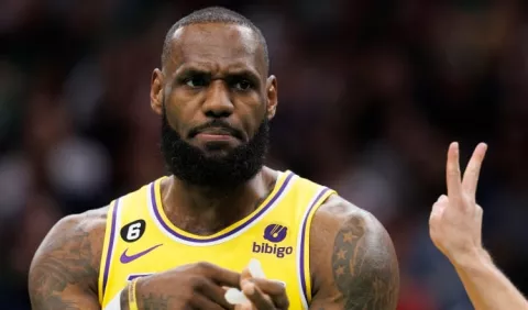 LeBron James sale por segunda vez de suplente en 20 años