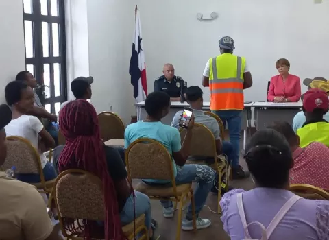 Paro de transporte y cierre de calles efectúan en Colón 