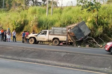 Muere conductor de camión al colisionar con objeto fijo 