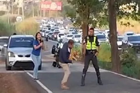 Hombre golpea a policía de tránsito y este le dispara