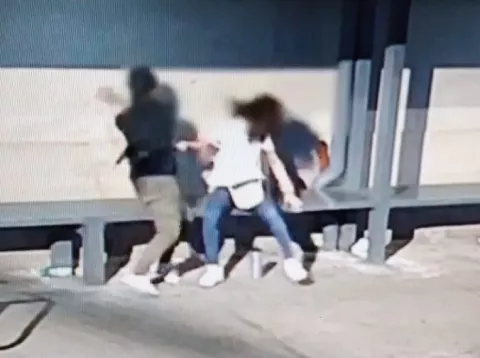 Riña en David es captada por cámaras de videovigilancia 