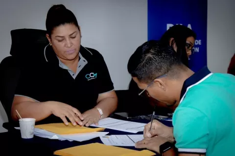 Crean permiso de trabajo para extranjeros por cuenta propia
