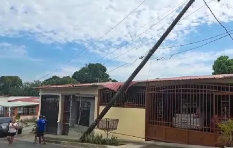 Caída de postes de electricidad causa alarma en La Chorrera