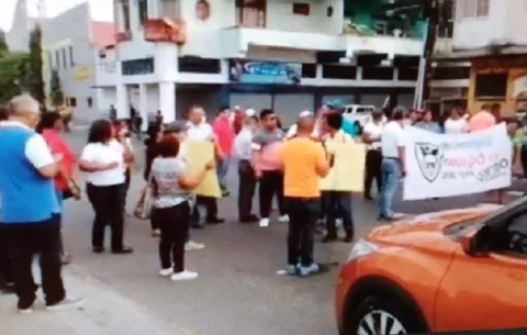 Protestan por el mal estado del Colegio José Guardia Vega 