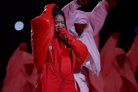 Rihanna, hurtan su Audi 2012 afuera de su residencia