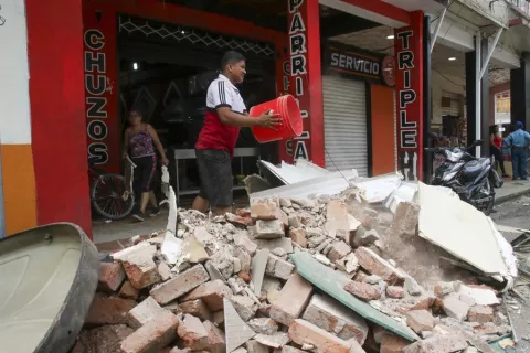 Asciende a 446 los heridos por sismo de 6.5 en Ecuador