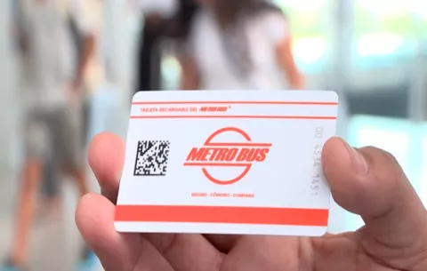 Estudiantes inician activación de tarjetas de metrobús