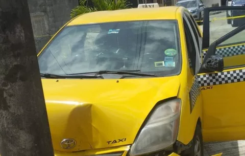 Ladrones de un taxi se estrellan contra un poste en Colón 