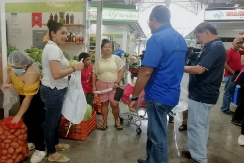Salud verifica estado de alimentos a la venta 