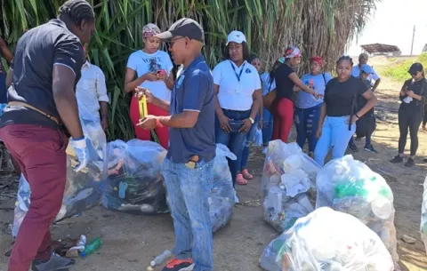 Sacan más de mil libras de basura de playa de Piña en Colón