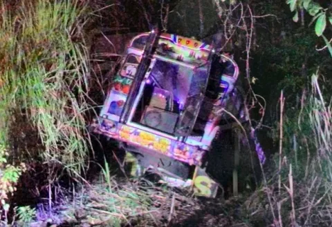 Autobús cae en precipicio en la carretera Panamá-Colón