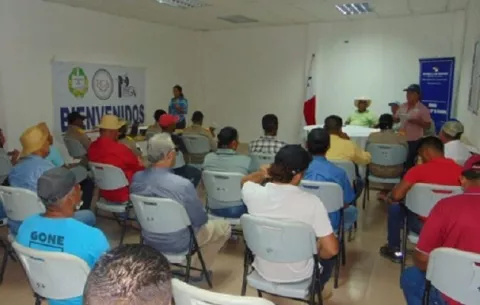 Capacitan a productores sobre inseminación artificial