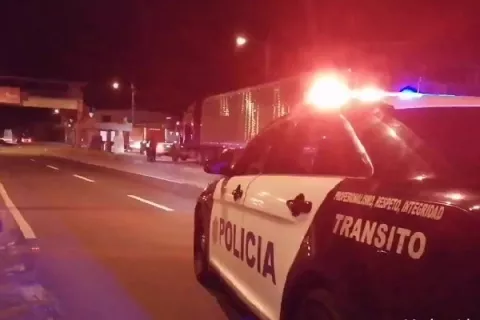 Cae de su bicicleta, lo atropella un camión y muere