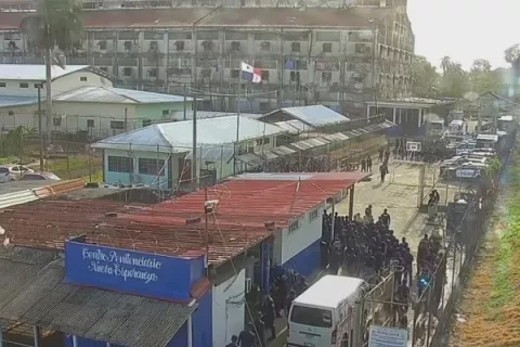 Hacen requisa en la cárcel de Colón y encuentran de todo