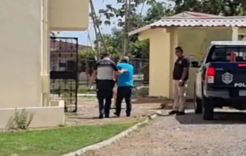 Arresto domiciliario y brazalete para docente acosador