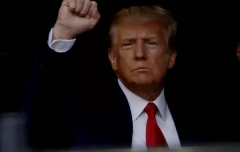 Trump se entrega por caso de la actriz porno Stormy Daniels