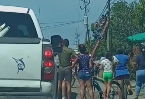 Trabajador de empresa telefónica recibe descarga eléctrica