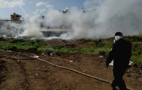 ¡Otra vez! Bomberos combaten incendio en Cerro Patacón