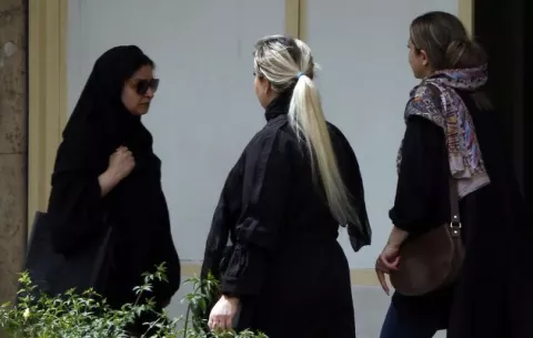 Irán cierra 155 negocios por atender a mujeres sin velo