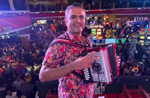 Jhonathan Chávez llega a los saraos en las escuelas
