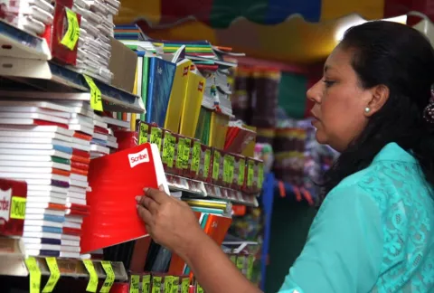 Alto costo de uniformes golpea bolsillo de padres